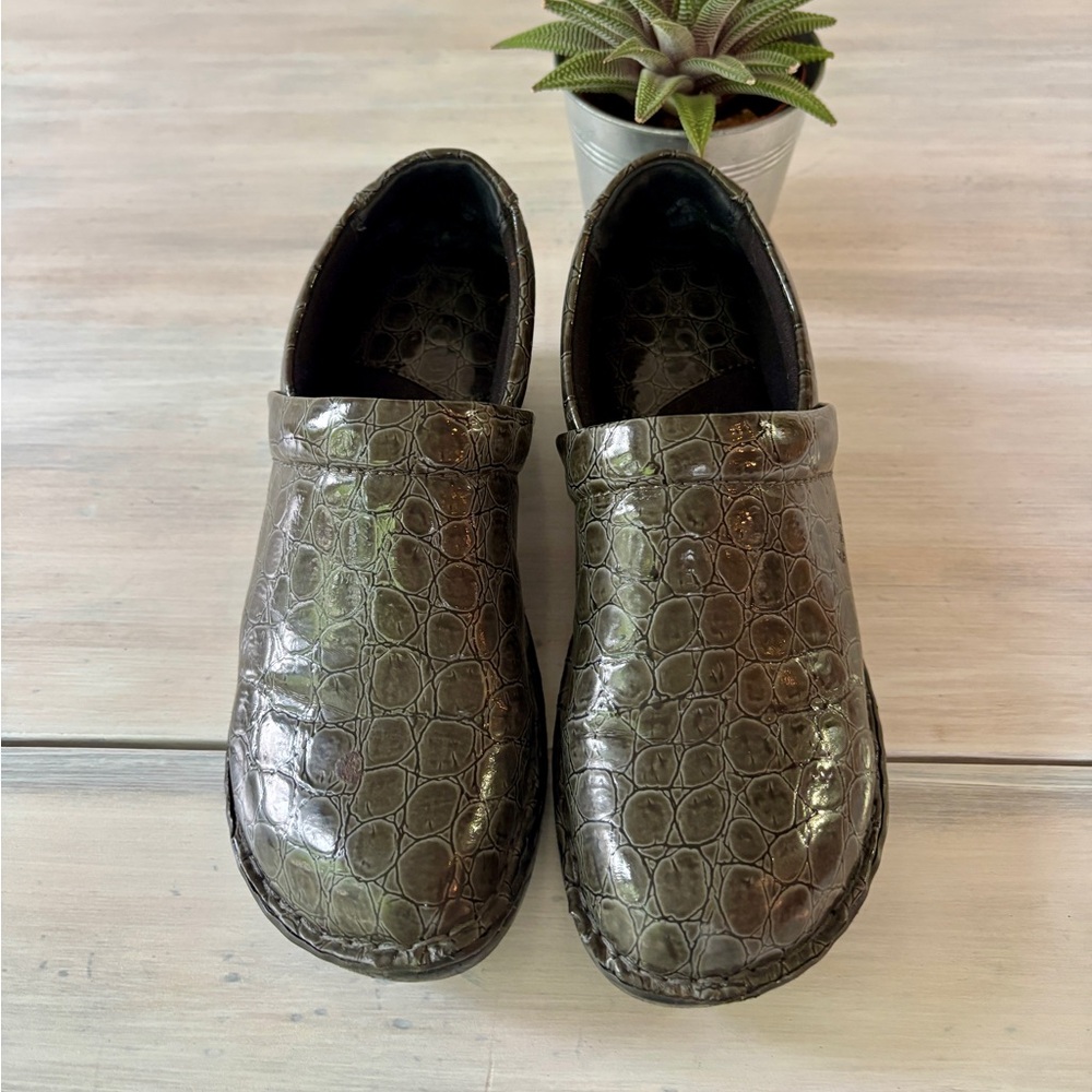 Boc Women’s Born Grey Croc Print Loafers. Size: 7.5